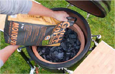 Керамический угольный гриль MONOLITH Le Chef черный (на ножках с колесиками)